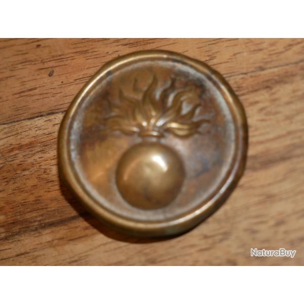 Rondache de jugulaire  cailles en tle de laiton avec grenade flamme