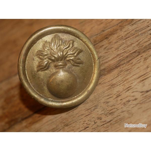 Rondache de jugulaire  cailles en laiton massif avec grenade flamme