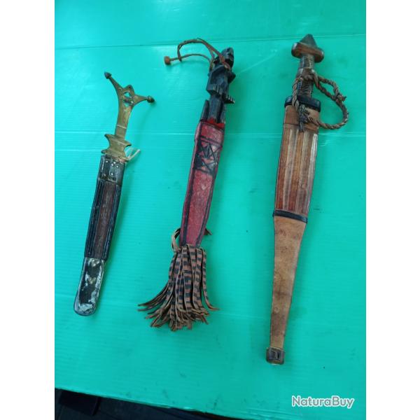 LOT DE TROIS DAGUES  TOUAREG  . DONT UNE TOUT LAITON & CUIVRE  . FOURREAU CUIR .