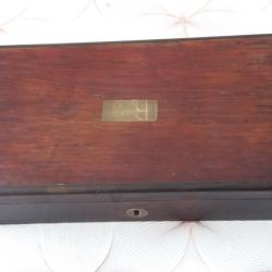 TRES BEAU PETIT COFFRET EN BOIS POUR ARME ANCIENNE