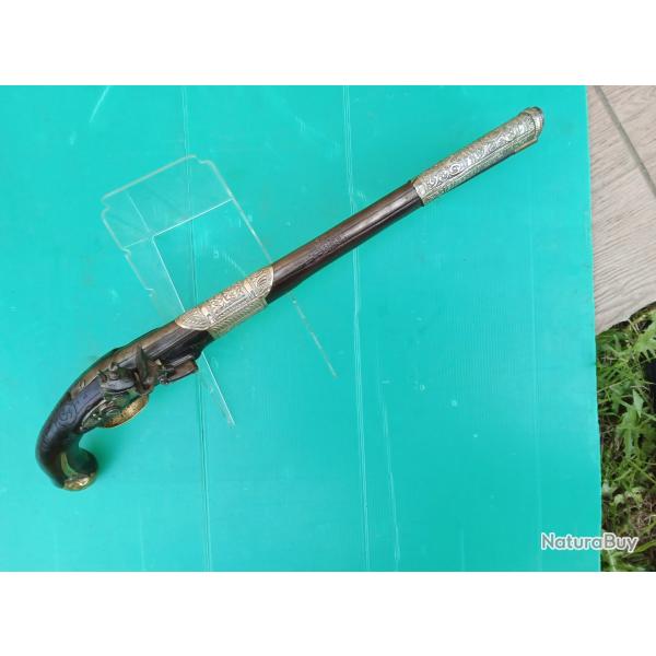 PISTOLET  OTTOMAN  CAUCASE A SILEX   .  NOMBREUSES CISELURES  .  INSERT  ARGENT  .