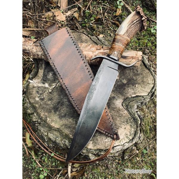 gigantesque couteau bowie d'artisan " le rustique " bois de cerf, acier carbone D2