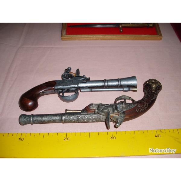 2 PISTOLETS a SILEX  (OBJET FACTICE REPRODUCTION).EN TRES BON ETAT.