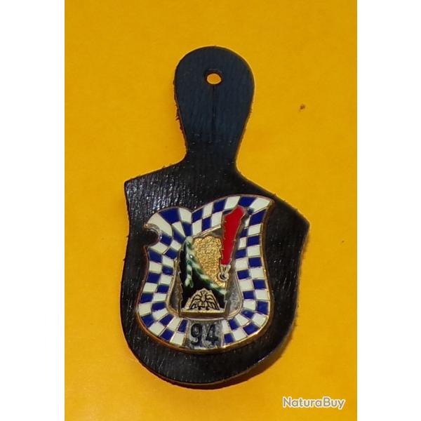 94� R.I, petit �cu, relief, plumet rouge, anneaux, dos lisse argent�  ,�cu au contour en damier bleu