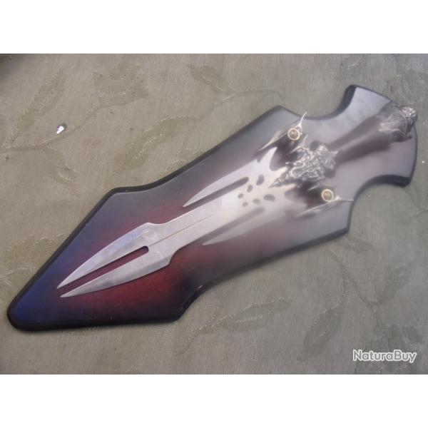 un couteau d�coratif sur support mural 44 cm