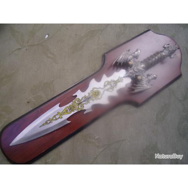 un couteau d�coratif sur support mural 48 cm