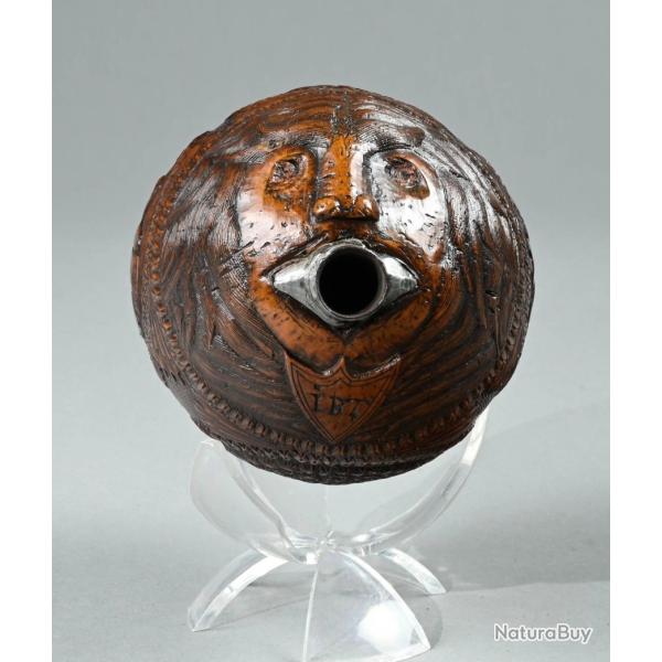 Poire � poudre en noix de coco sculpt�e XIX �me si�cle