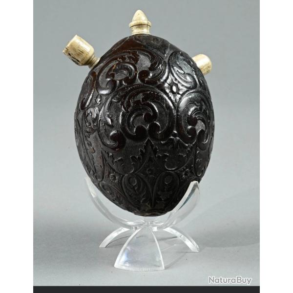 Remarquable poire � poudre en noix de coco sculpt�e au XIX �me si�cle.