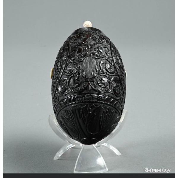 Tr�s jolie petite poire � poudre en noix de coco sculpt�e au XIX �me si�cle.