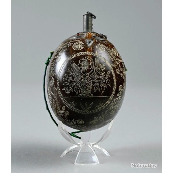 Remarquable et singuli�re poire � poudre en noix de coco sculpt�e. �uvre r�alis�e au 19�me si�cle.