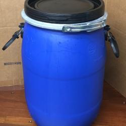 Bidon plastique 30 litres tonneau container croquettes chien chat graines volailles abreuvoir poules