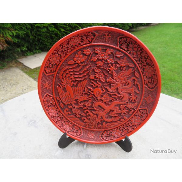 Ancienne assiette en laque Rouge sculpte main  dcor de Dragon & Phnix - CHINE (XX)