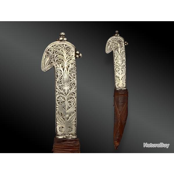 DAGUE YEMENITE, KHADAAM. Poign�e en argent grav�e