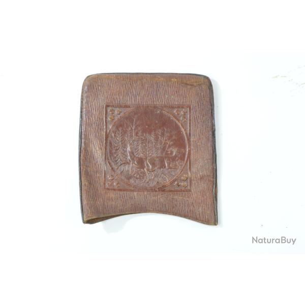 Ancien couvercle d'tui ( cigarettes ?) en cuir travaill, dcor cerfs chasse. Fin 19e - dbut 20e s