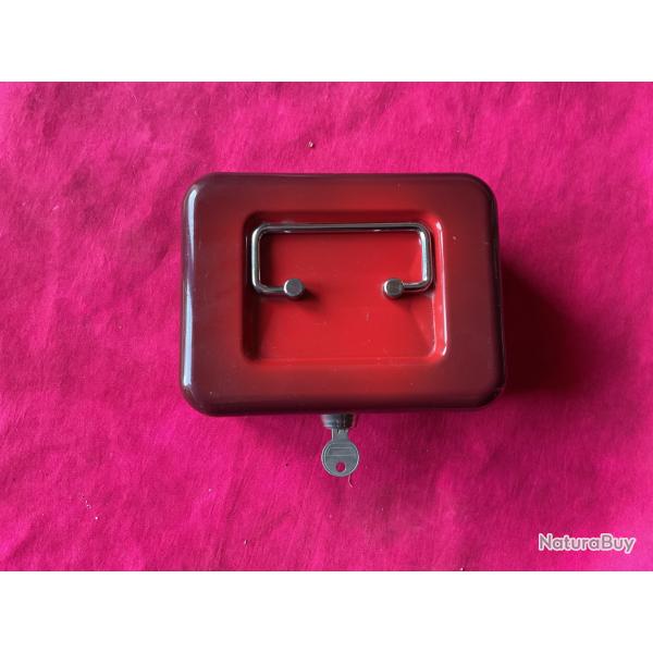 Petit coffre en ferraille de marque Esselte, pas de prix de r�serve