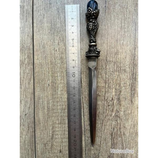 Trs jolie petite dague, poignard.