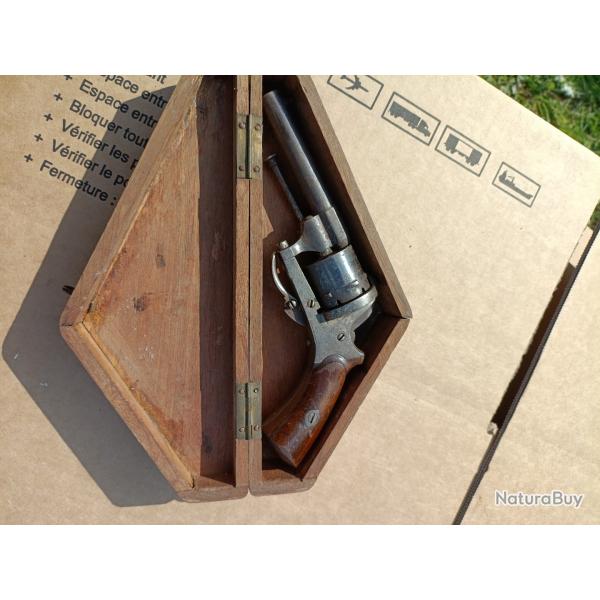 Revolver a broche et sa bote en bois
