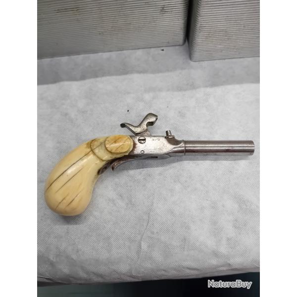 Petit pistolet de voyage �  percussion,calibre 5.5 mm