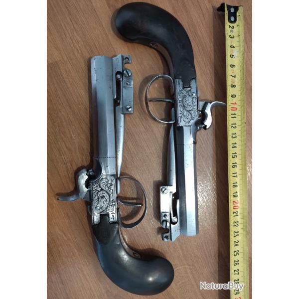paire de pistolets de poche � piston et ba�onnette lan�ante