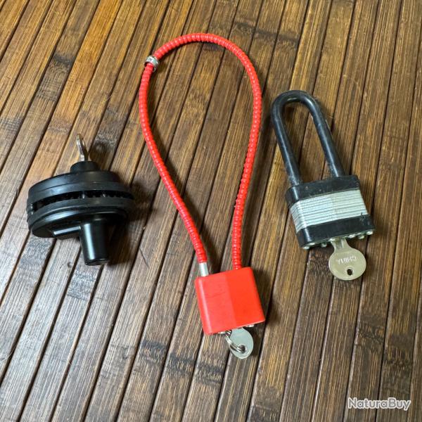 LOT DE TROIS CADENAS POUR ARMES AVEC UNE CLEF