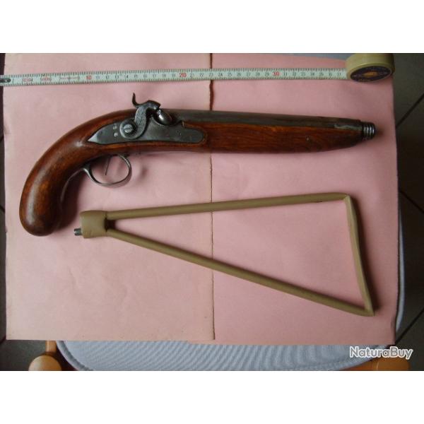 GROS PISTOLET DE BRACONNIER A POUDRE NOIRE A PERCUSSION AVEC CROSSE SQUELETTE