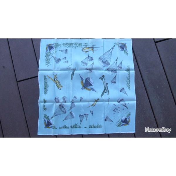 JOLI FOULARD PARACHUTISTE ANCIEN COULEUR BLEU CLAIR