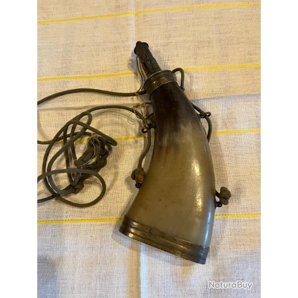 une poire a poudre noire en corne de vache et laiton d'�poque 19 �me si�cle
