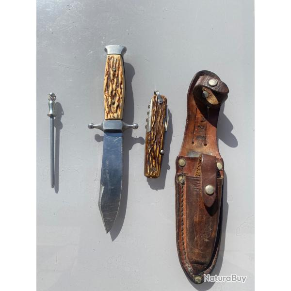 Ensemble des couteaux de scouts dans un fourreau double