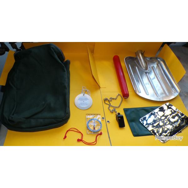 ETUI AVEC KIT DE SURVIE COMPRENANT UNE PELLE AVEC SON MANCHE , UN MIROIR , UN SIFFLET , UNE BOUSSOLE