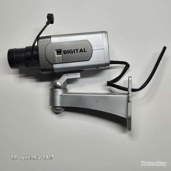 Camra factice format box avec objectif, elle imite une camra conventionnelle.