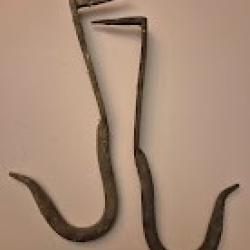 Lot de 2 crochets de couvreur pour &eacute;chelle de toit en zinc , avec une pointe             Crochets an