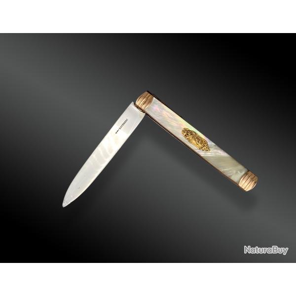 COUTEAU FERMANT, GRAND LUXE, OR, ARGENT ET NACRE - France - Fin XVIIIme sicle