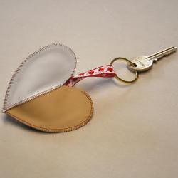 Porte-cl&eacute; cr&eacute;ateur amour triple coeur en cuir d'agneau beige et blanc satin&eacute;