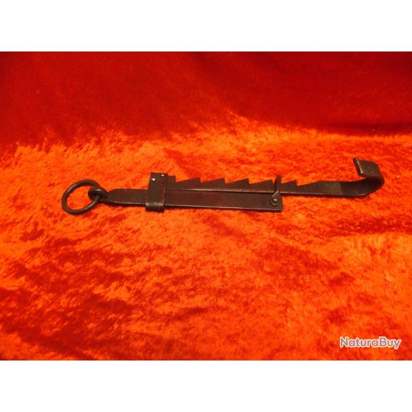 trs belle CREMAILLERE DE CHEMINEE     FER FORGER MAIN    XVIII