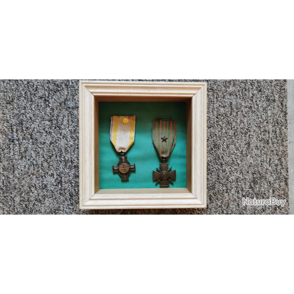 Cadre contenant deux m�dailles croix du combattant et dioc�se de Nantes