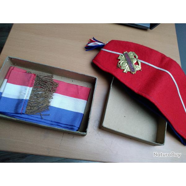 Bret de conscrit et cravatte tricolore, annes 60, dans un crin