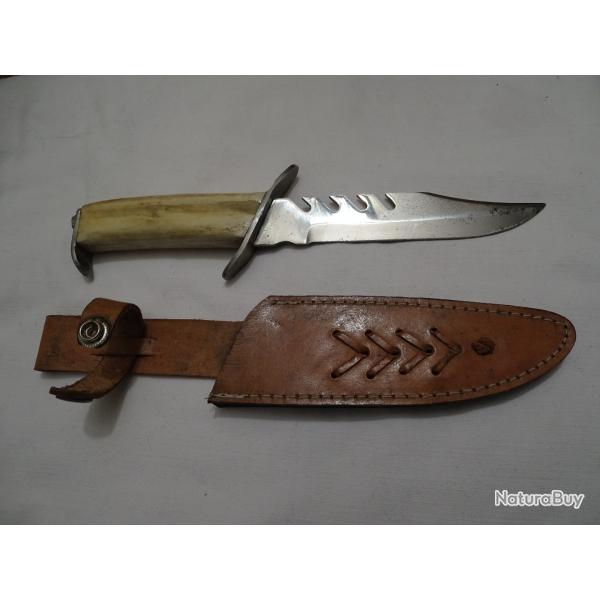 Poignard manche en os avec �tui en cuir