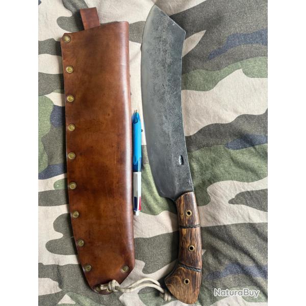 Grand couteau artisanal forg� et �tui en cuir
