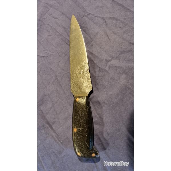 Couteau trs artisanal lame type truelle, poigne bois noir, marquages inexistant