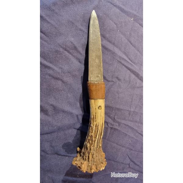 Couteau poignard de chasse ou de vnerie lame forge fleur de lys + fleur de lys sur bois couronn