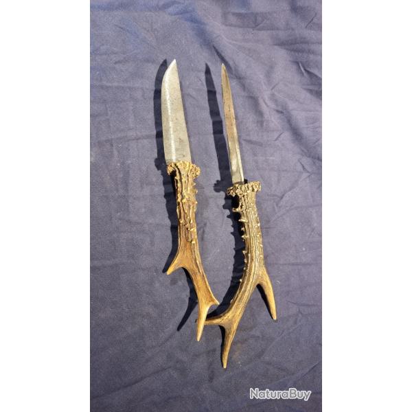 Lot de deux poignards de vnerie fantaisie lame large et lame pointue sur bois de cerf