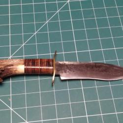 A LA MANIERE DE SCAGEL, BEAU POIGNARD BRUT DE FORGE A. TPANG AVEC PIECE ALLEMANDE SOUVENIR