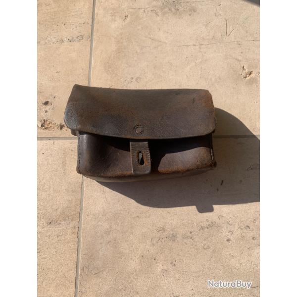 Pouch en cuir trouve en compagnie du holster de P06 Marine