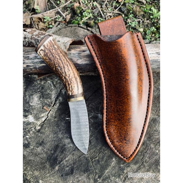 couteau de chasse d'artisan / manche bois de cerf / lame damas acier carbone 1095 / 15N20