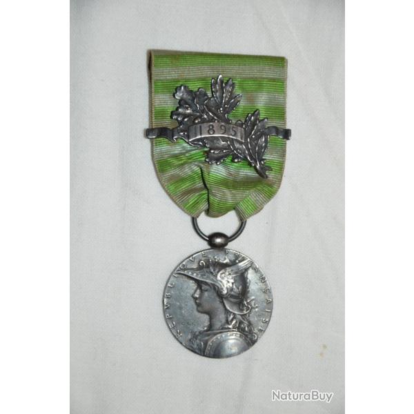 MEDAILLE DE MADAGASCAR (ARGENT)-CAMPAGNE COLONIALE DE 1895-(ARGENT)-AVEC AGRAFE