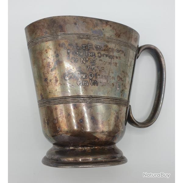 Petite carafe en mtal argent offerte pour un mariage.