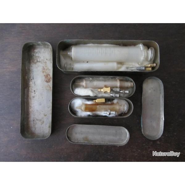 4 Seringues en boites de l'arm�e 1930-1940