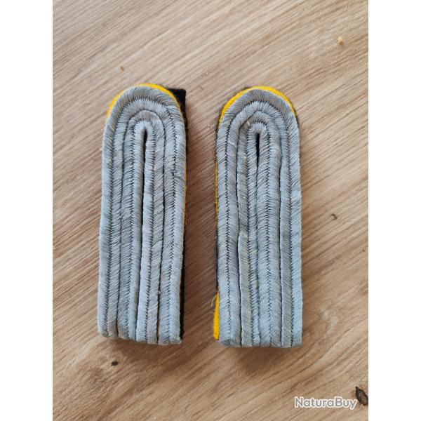 PAIRE DE PATTES D �PAULE DE SOUS-LIEUTENANT DE LA CAVALERIE,FOND NOIR