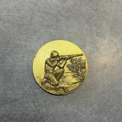 M&eacute;daille de table tireur couch&eacute; motif soldat avec fusil bronze
