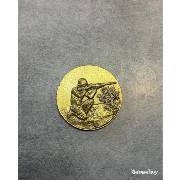 M�daille de table tireur couch� motif soldat avec fusil bronze